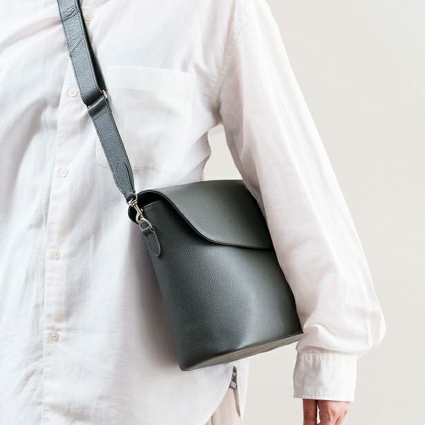 フラップショルダーバッグ